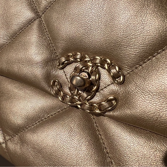 🦄 Chanel 19 Large in Gold Metallic - Picture 2 of 11